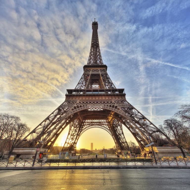 Eiffel Tower Champs De Mars Apartment Paris Exterior photo