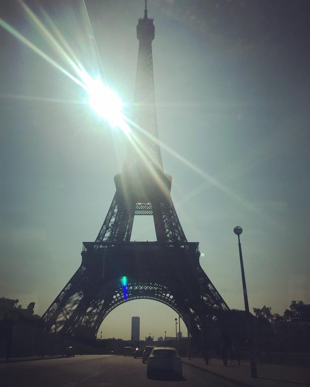 Eiffel Tower Champs De Mars Apartment Paris Exterior photo