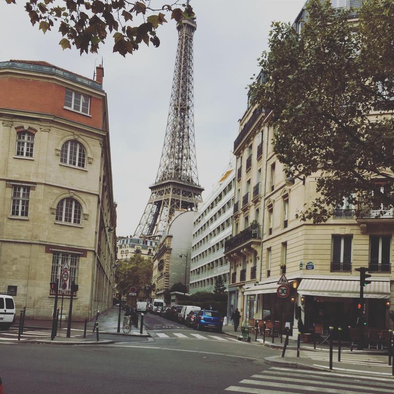 Eiffel Tower Champs De Mars Apartment Paris Exterior photo