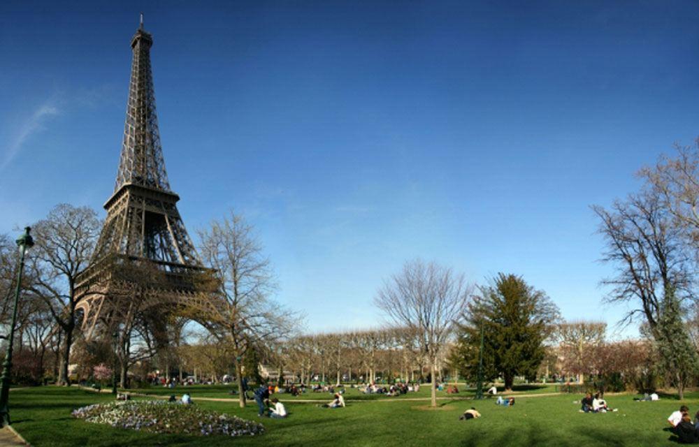 Eiffel Tower Champs De Mars Apartment Paris Exterior photo